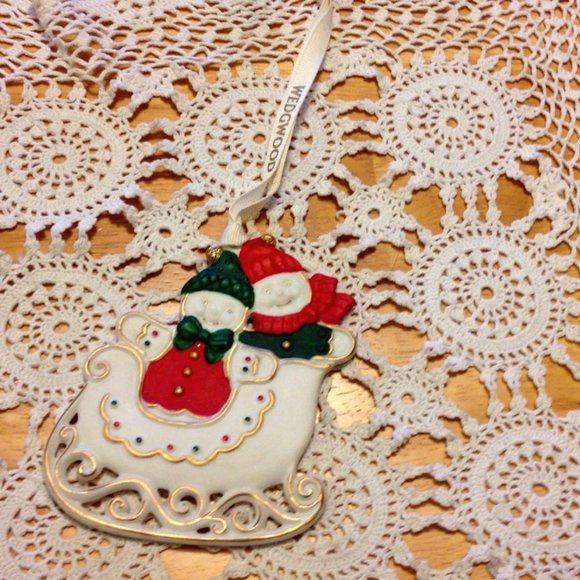 Wedgwood Gingerbread men in sleigh Christmas Ornament - Picture 1 of 5
